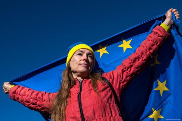 Mujer ondeando la bandera de la Unión Europea